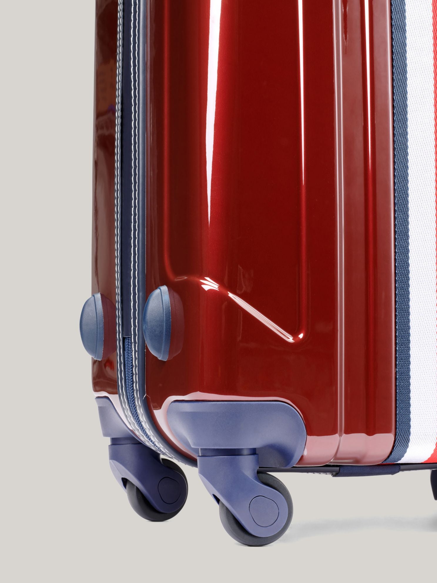 Tommy Hilfiger 21" Hardcase Spinner Suitcase